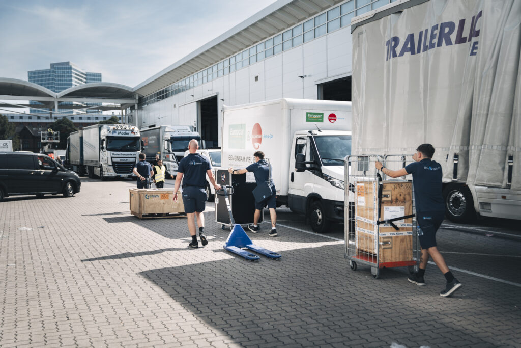 Behind-the-scenes bij een standlevering door 8 Event Freight tijdens een internationale beurs
